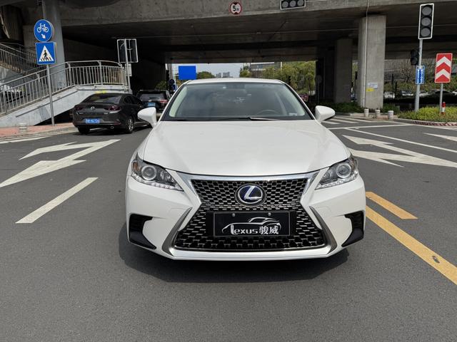 Lexus CT - фото 1