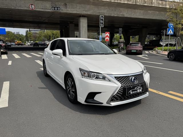 Lexus CT - фото 2