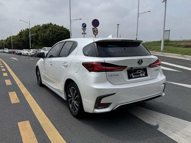Lexus CT - фото 4