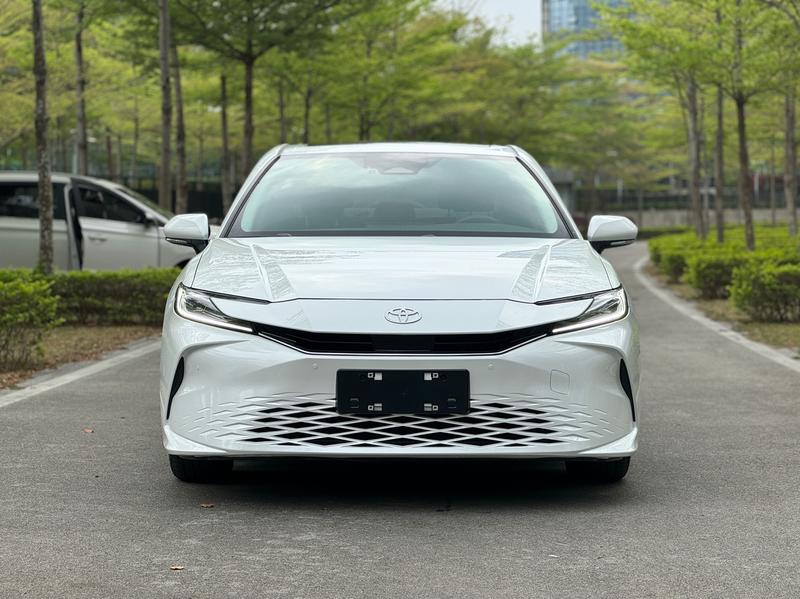 Toyota Camry - фото 1