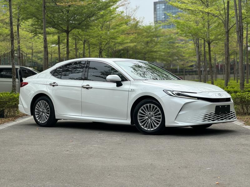 Toyota Camry - фото 2