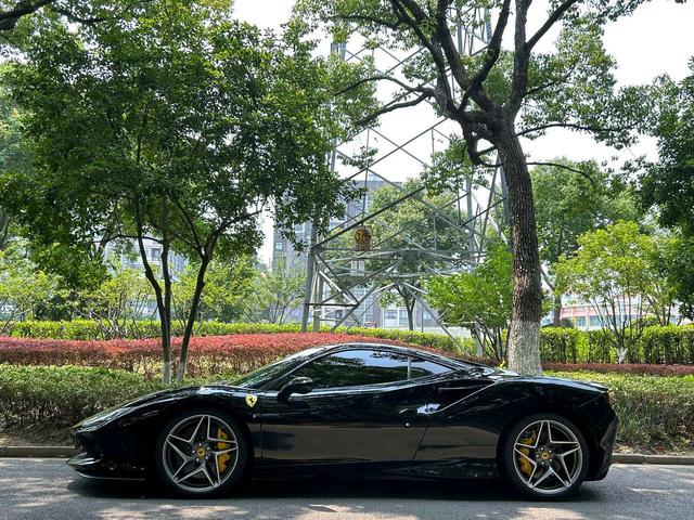 Ferrari F8 - фото 2