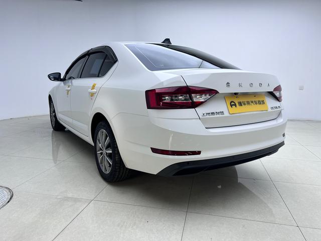 Skoda Octavia - фото 4