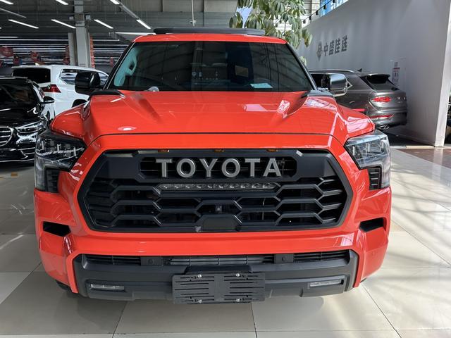 Toyota Sequoia - фото 1