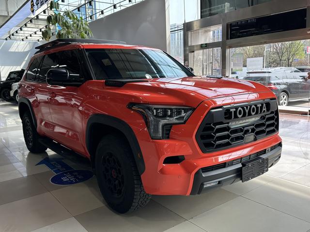 Toyota Sequoia - фото 2