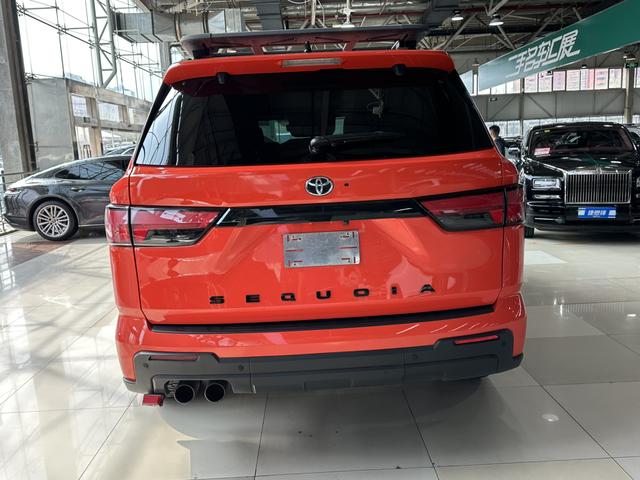 Toyota Sequoia - фото 4