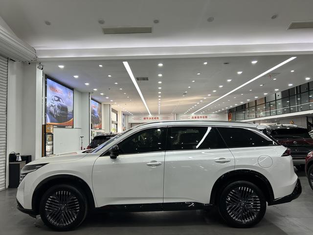 Nissan Pathfinder - фото 2