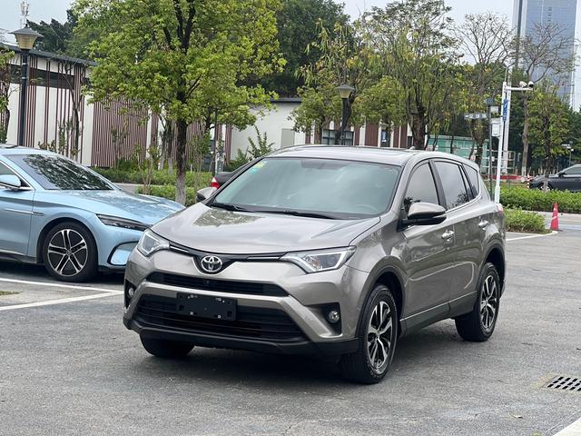 Toyota RAV4 - фото 0