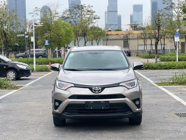 Toyota RAV4 - фото 1