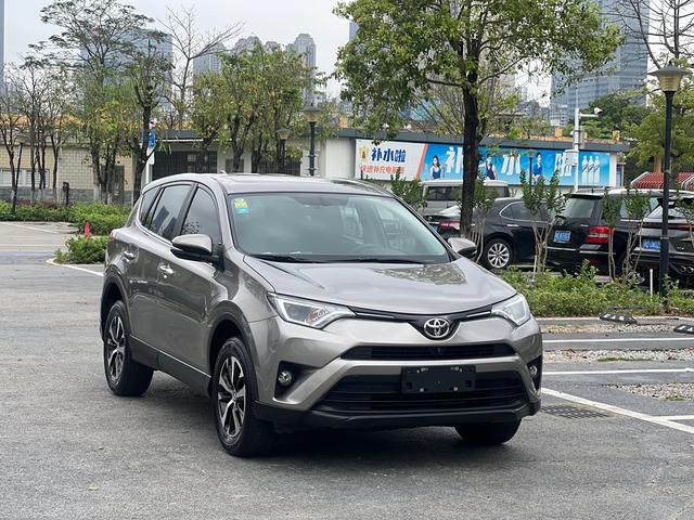 Toyota RAV4 - фото 2