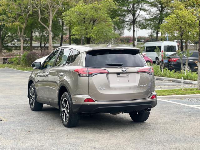 Toyota RAV4 - фото 3