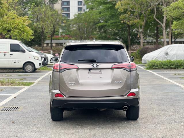 Toyota RAV4 - фото 4