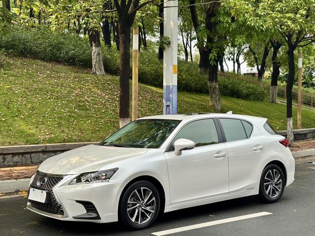 Lexus CT - фото 0