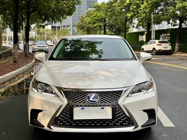 Lexus CT - фото 2