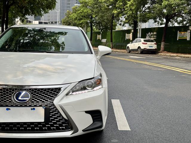 Lexus CT - фото 3