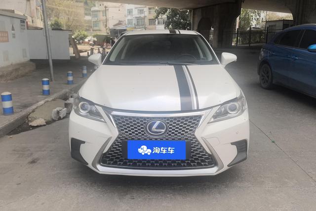 Lexus CT - фото 2
