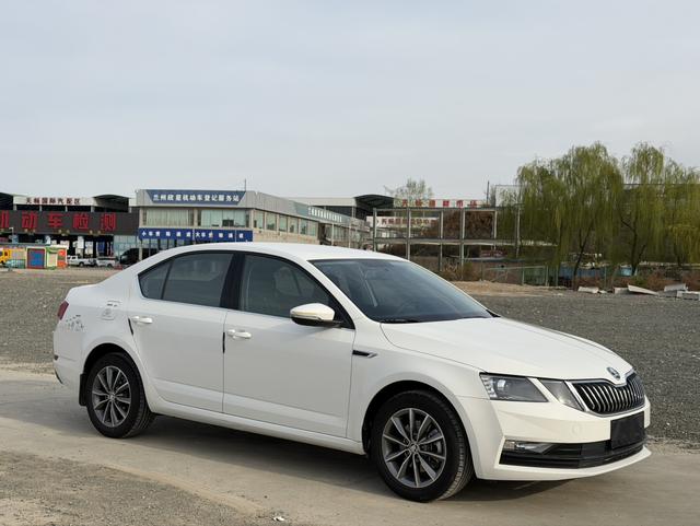 Skoda Octavia - фото 2