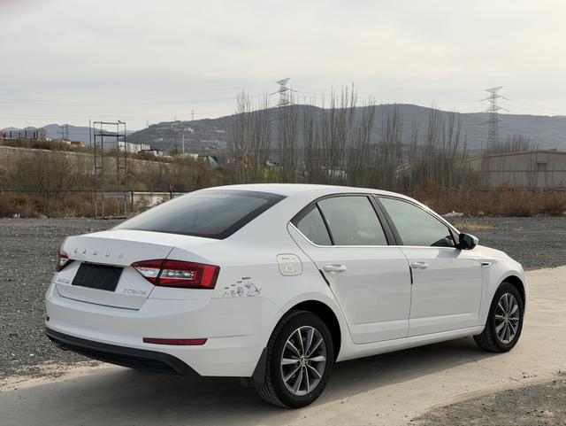 Skoda Octavia - фото 3