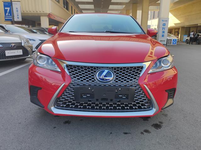 Lexus CT - фото 1