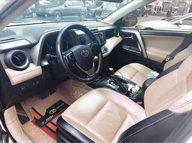 Toyota RAV4 - фото 1