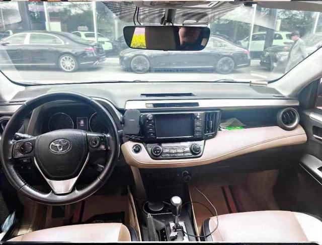 Toyota RAV4 - фото 4