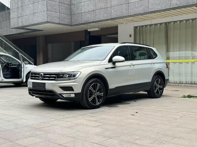 Volkswagen Tiguan L - фото 0