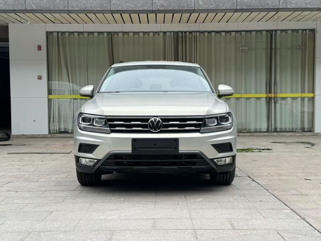 Volkswagen Tiguan L - фото 1