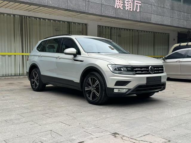 Volkswagen Tiguan L - фото 2