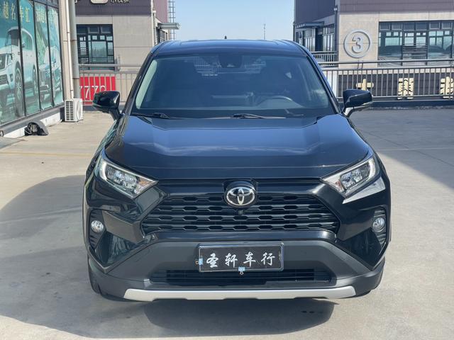 Toyota RAV4 - фото 1