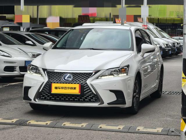 Lexus CT - фото 0