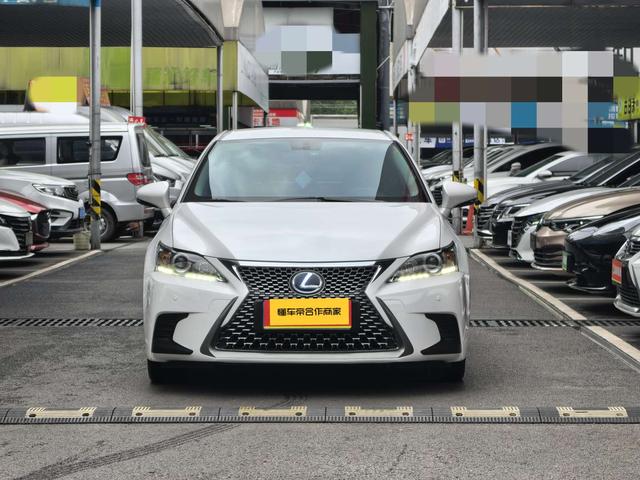 Lexus CT - фото 1