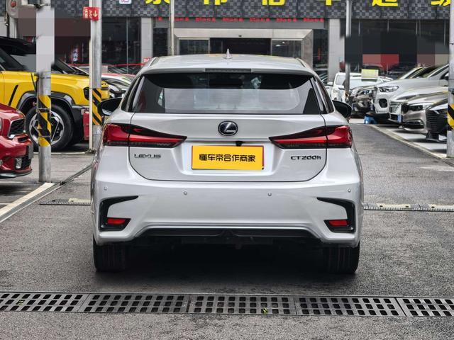 Lexus CT - фото 2