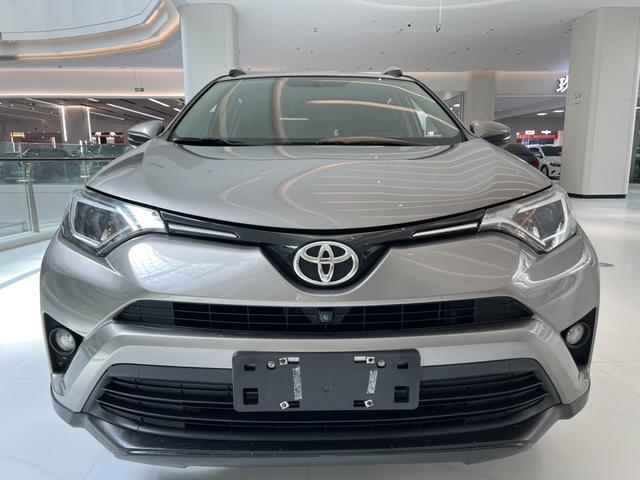 Toyota RAV4 - фото 1