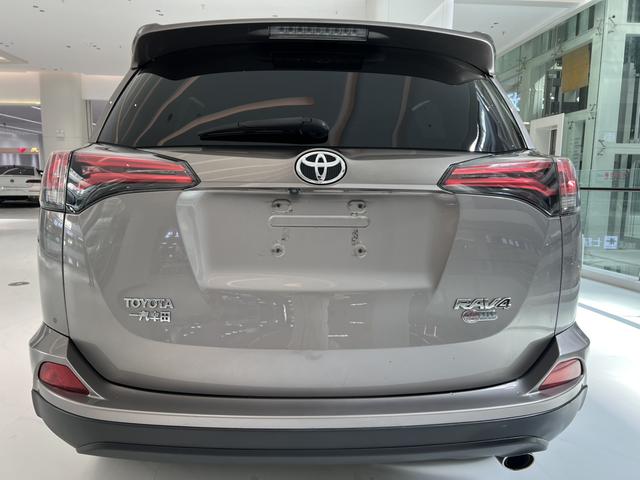 Toyota RAV4 - фото 2