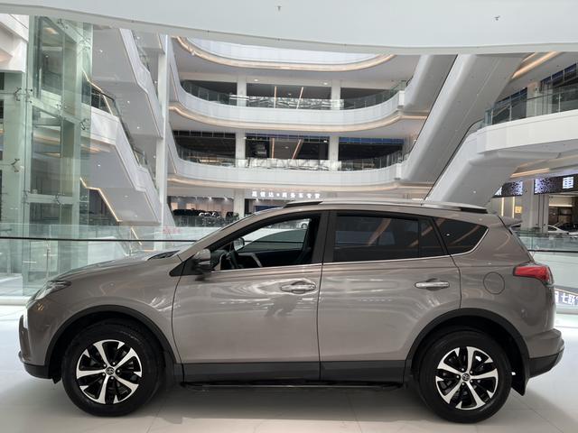 Toyota RAV4 - фото 4