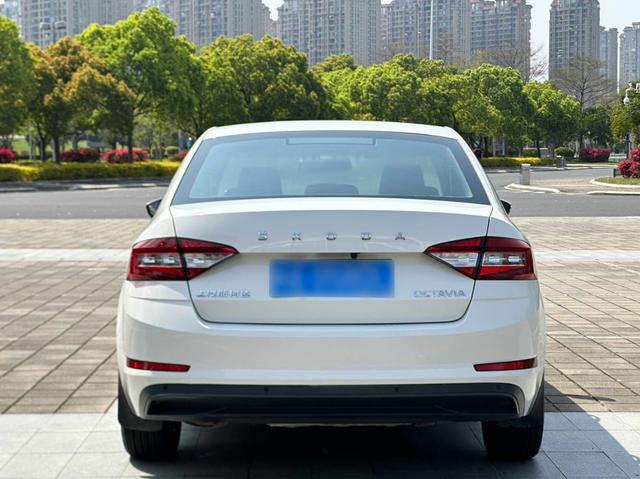 Skoda Octavia - фото 3