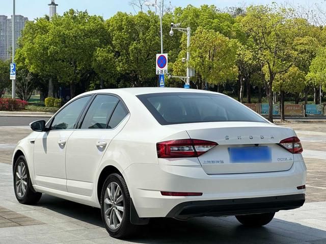 Skoda Octavia - фото 4