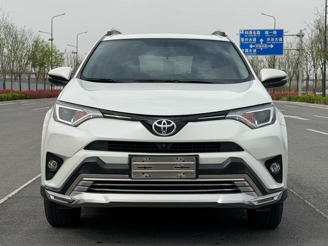 Toyota RAV4 - фото 1