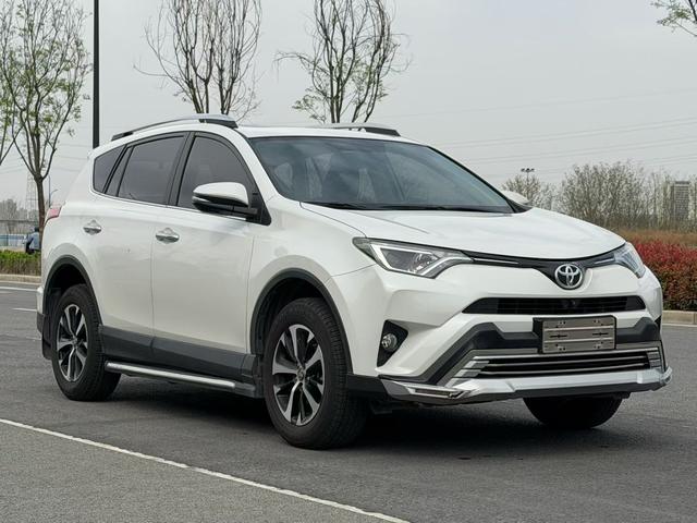 Toyota RAV4 - фото 2