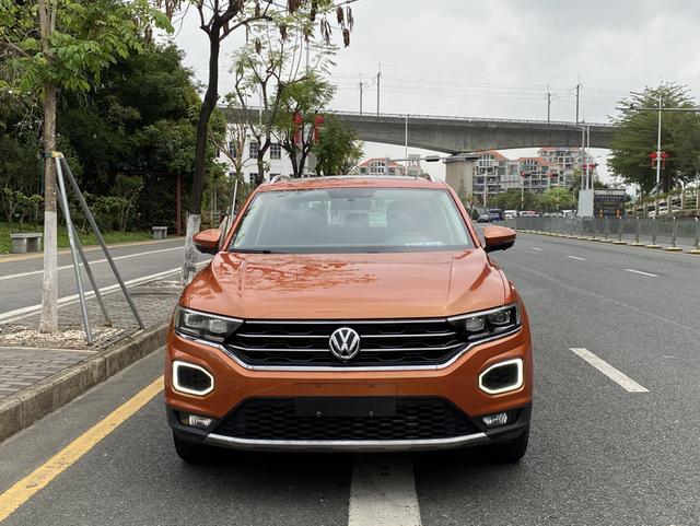 Volkswagen T-Roc - фото 1