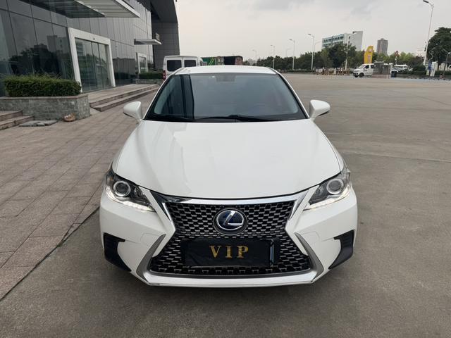 Lexus CT - фото 1