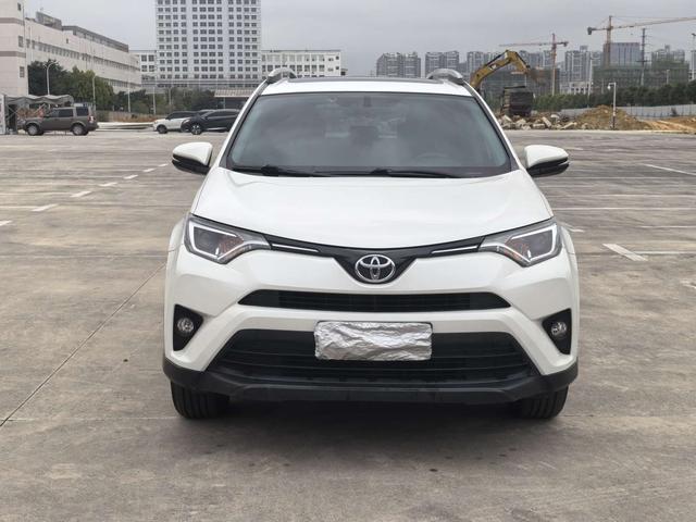 Toyota RAV4 - фото 1