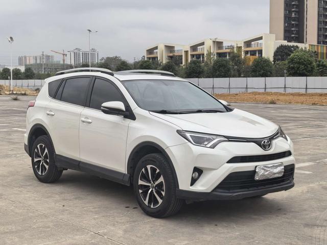 Toyota RAV4 - фото 2