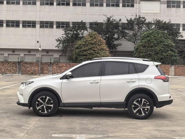 Toyota RAV4 - фото 3