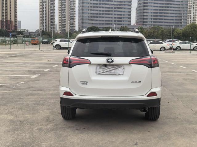 Toyota RAV4 - фото 4
