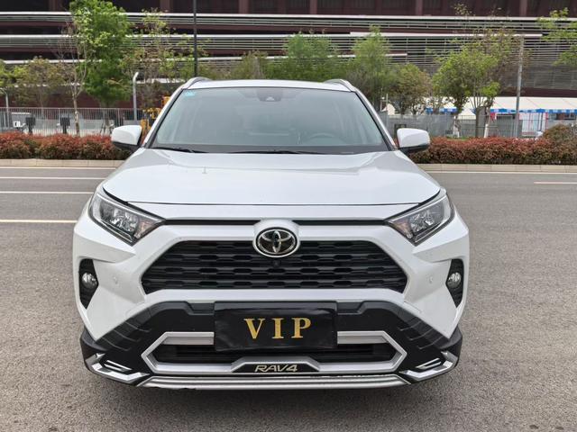 Toyota RAV4 - фото 1