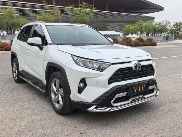 Toyota RAV4 - фото 2