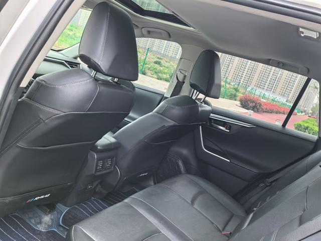 Toyota RAV4 - фото 4