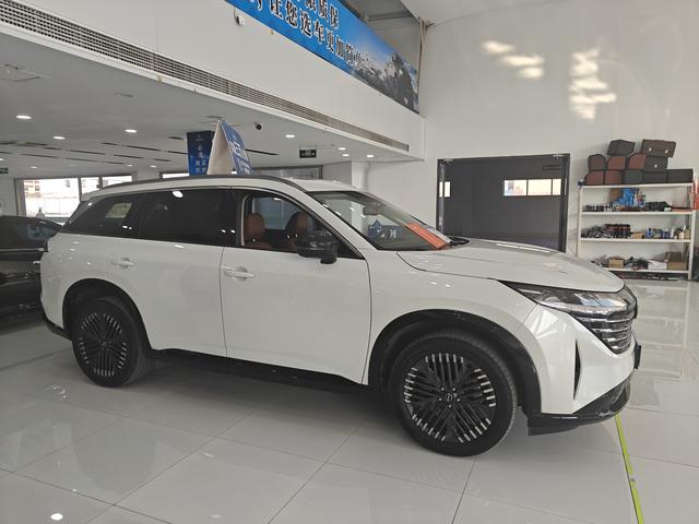 Nissan Pathfinder - фото 2