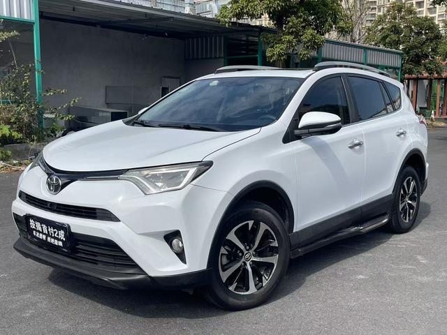 Toyota RAV4 - фото 0